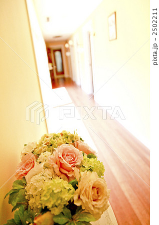 フラワーアレンジメントのある明るい廊下 2502211