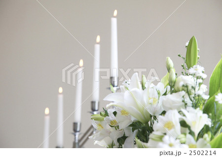 チャペルウエディングのキャンドルとブーケ 2502214