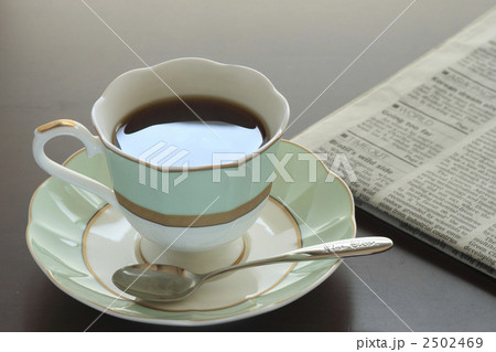 コーヒーと英字新聞 2502469