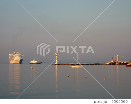 カンヌの朝日を浴びる客船 カンヌの朝日を浴びる客船 2502560