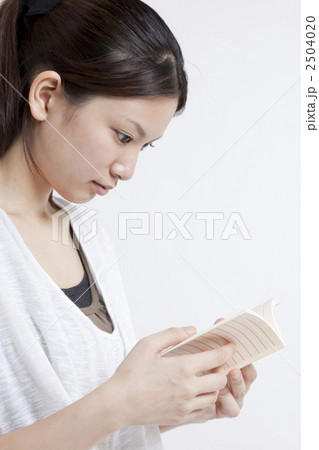 文庫本を読む女性 文庫本を読む女性 2504020