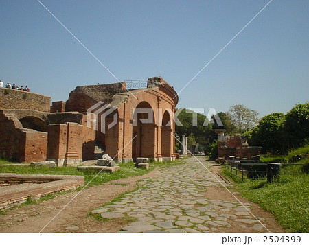 古代ローマのオスティア・アンティカの劇場をデクマーノ・マッシモから見る 古代ローマのオスティア・アンティカの劇場をデクマーノ・マッシモから見る 2504399