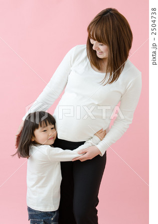 妊婦の女性と娘 2504738