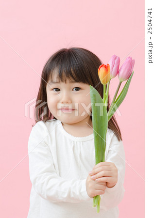 チューリップを持つ女の子 2504741