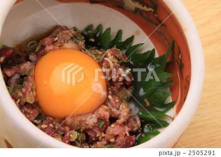 ユッケ 卵 黄身 ユッケ 卵 黄身 2505291