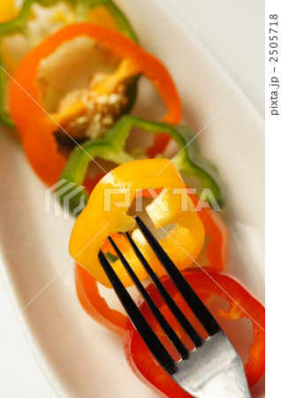 カラフルなパプリカ 2505718