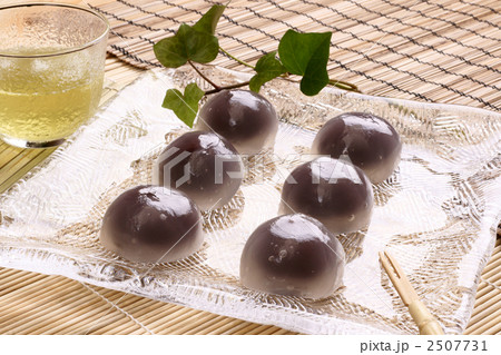 夏の和菓子（葛饅頭） 2507731