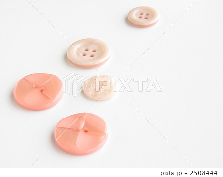 ボタンのアップ【裁縫・ソーイングイメージ】【白背景・コピースペース】 2508444