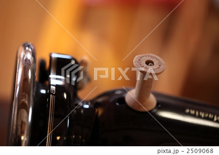 糸巻きとレトロなミシン 2509068