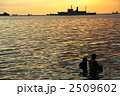 マニラ湾の夕日と人々 2509602