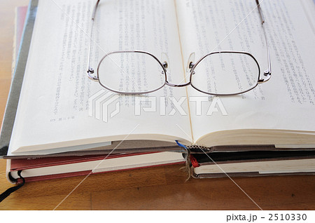 読書イメージ 書物・メガネ 読書イメージ 書物・メガネ 2510330