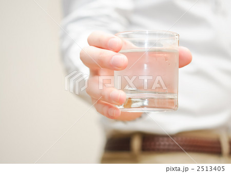 水を持つ男性 2513405