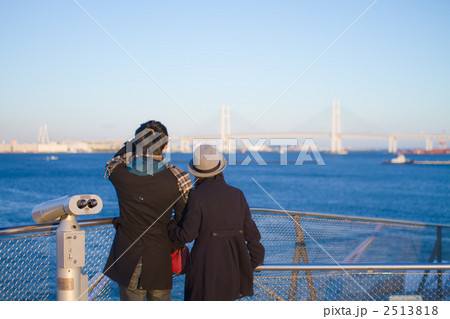 大桟橋からベイブリッジを眺めるカップル 2513818