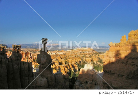 円形劇場と称されるブライスキャニオンの女王と３姉妹の岩 2514717