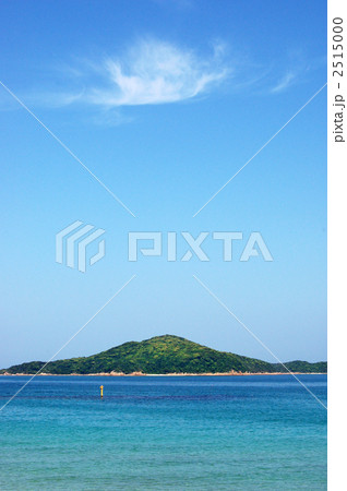 海に浮かぶ島の写真素材