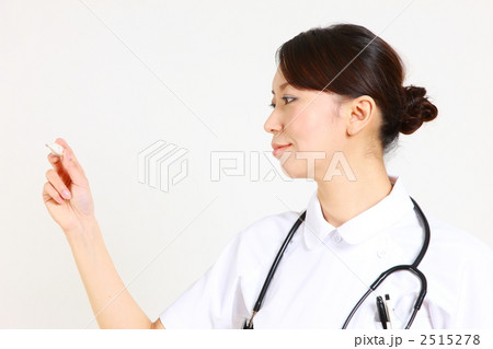 体温計を見る女性看護師 2515278