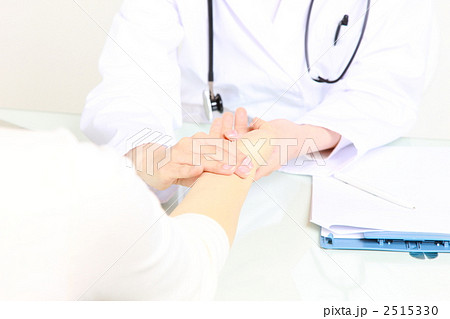 患者の脈を診る医師 2515330