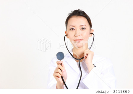 聴診器を持つ女性医師 2515369