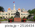 ベトナム、ホーチミン市人民委員会建物とホーチミンの像 ベトナム、ホーチミン市人民委員会建物とホーチミンの像 2516434