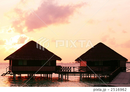 水上コテージと夕日 水上コテージと夕日 2516962