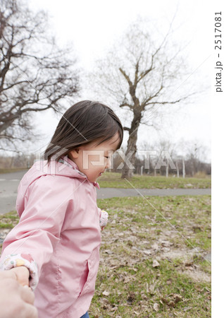 手をつなぐ女の子 2517081