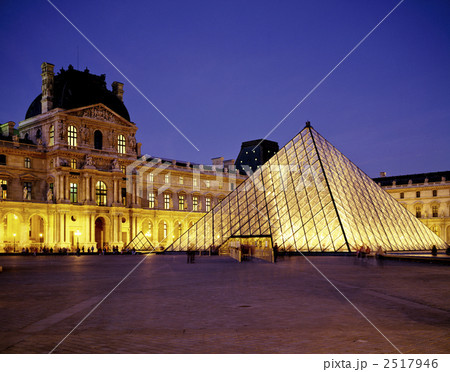 ルーブル美術館の夜景 2517946