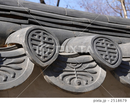 韓国の世界遺産「昌徳宮」の「秘苑」にある寿と蜘蛛の瓦 2518679