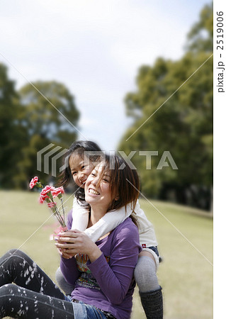 カーネーションの花束と笑顔の母娘 2519006
