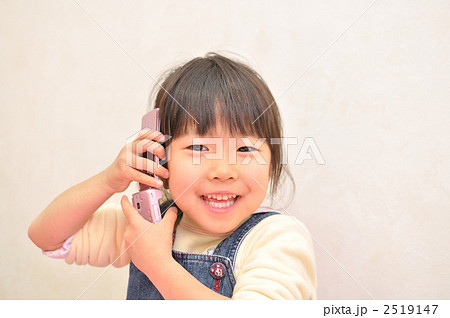 携帯電話でお話しする女の子 2519147