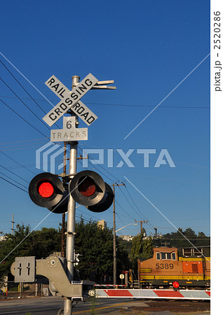 踏切と貨物列車 2520286