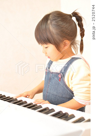 ピアノを真剣に弾く女の子 2520744