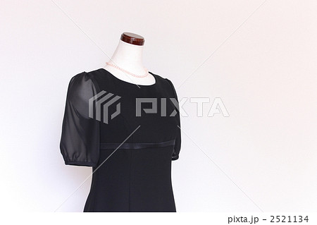 喪服のワンピースを着たトルソー 2521134