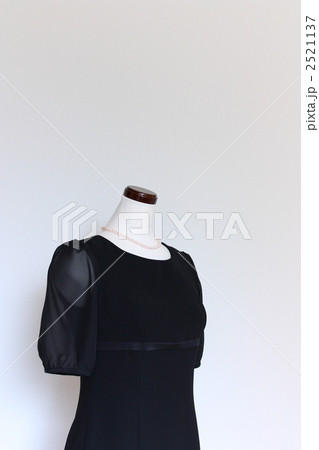喪服のワンピースを着たトルソー 2521137
