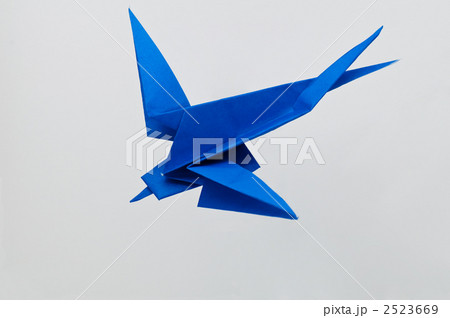 折り紙 ツバメの写真素材