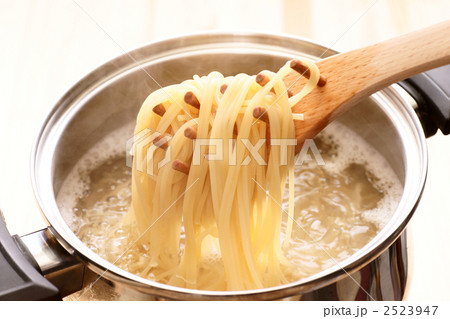 パスタを茹でる 2523947