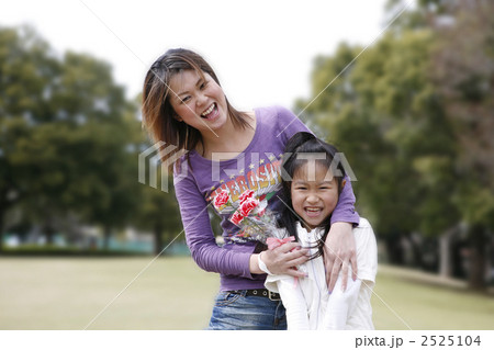 カーネーションの花束を持つ笑顔の若いママと女の子 カーネーションの花束を持つ笑顔の若いママと女の子 2525104