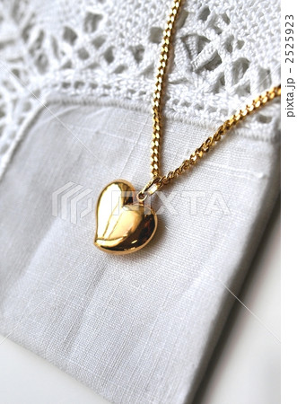 おしゃれ小物、ハート型のネックレス、ゴールド 2525923