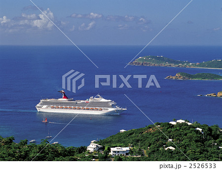 セント トーマス島のカリブ海クルーズ船の写真素材