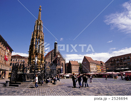 ニュルンブルクの中央広場と美しの泉 ニュルンブルクの中央広場と美しの泉 2526694