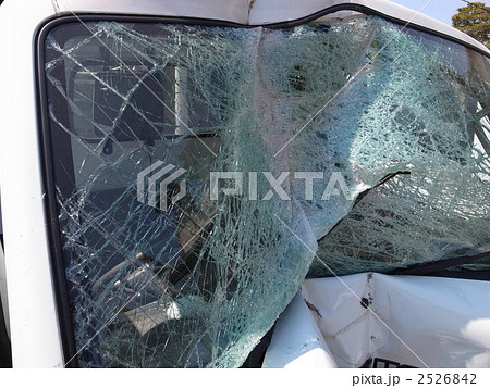 事故車のフロントガラスの写真素材