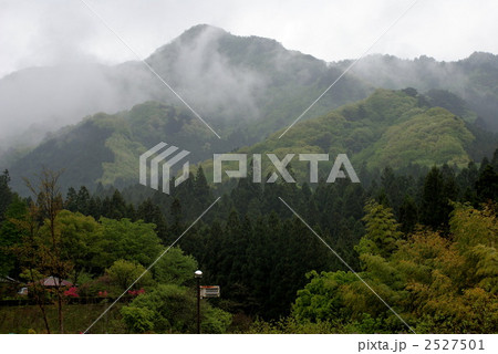 霧が晴れていく桐生市の山 霧が晴れていく桐生市の山 2527501