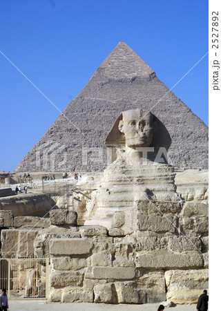カフラー王ピラミッドを背景にしたスフィンクス像 2527892