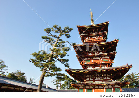 薬師寺西塔と松 2532167