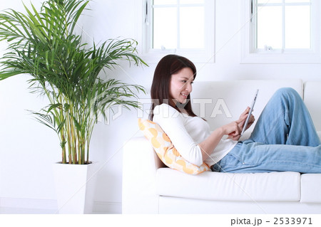 iPadをする女性 2533971