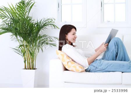 iPadをする女性 2533996