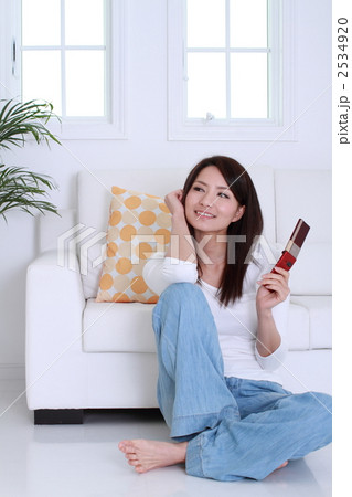 携帯する女性 携帯する女性 2534920