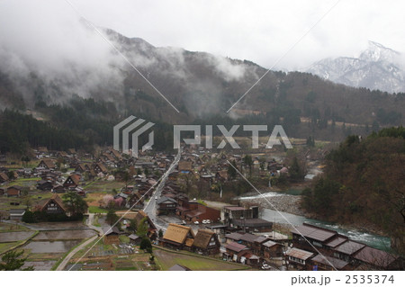 雨の白川郷の写真素材