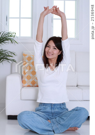背伸びする女性 2536948