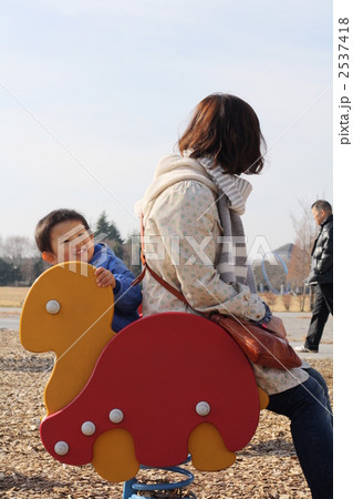 公園で母親と子供 公園で母親と子供 2537418