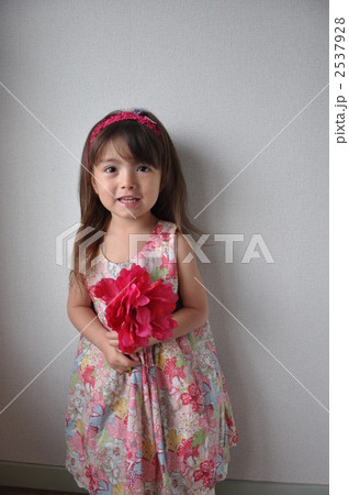花を持った女の子 花を持った女の子 2537928